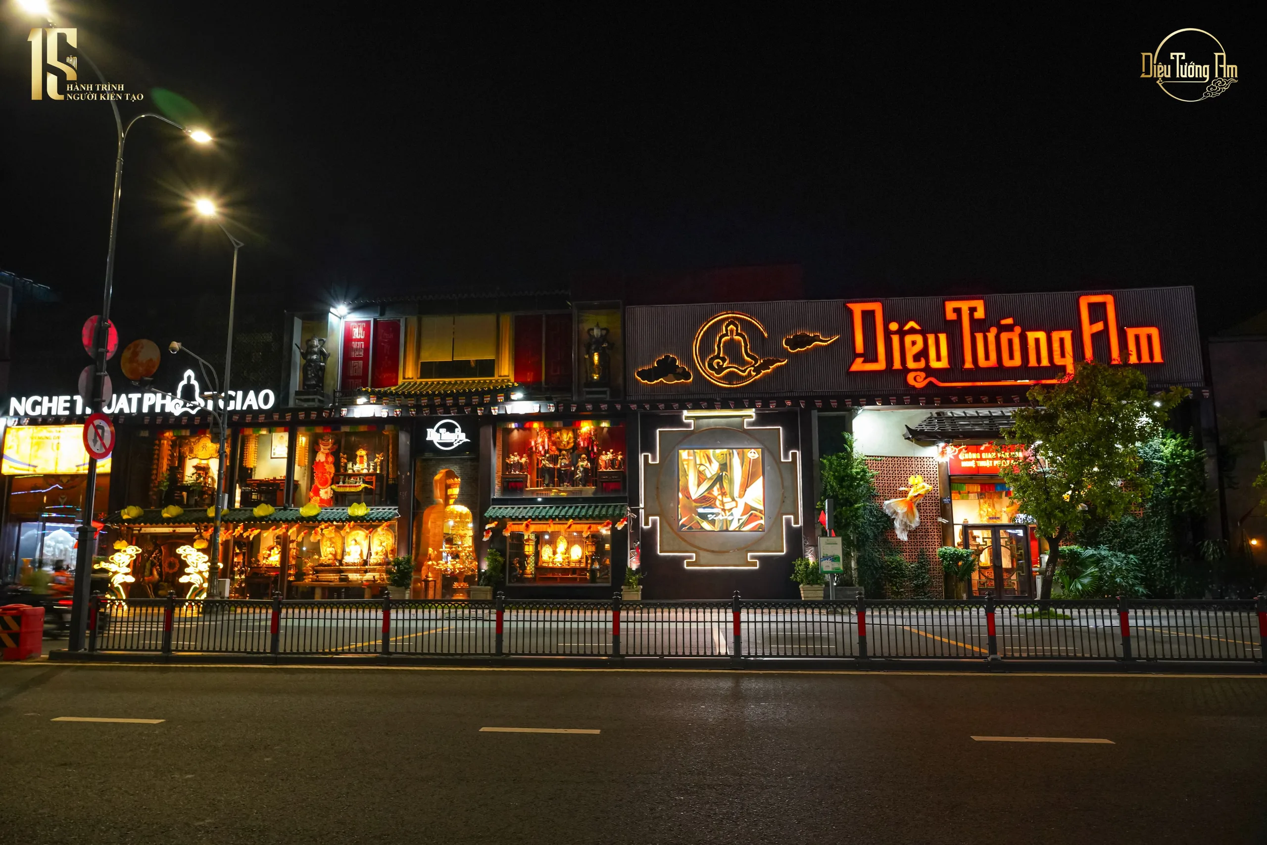 Mặt tiền showroom Diệu Tướng Am về đêm với biển hiệu nghệ thuật Phật giáo