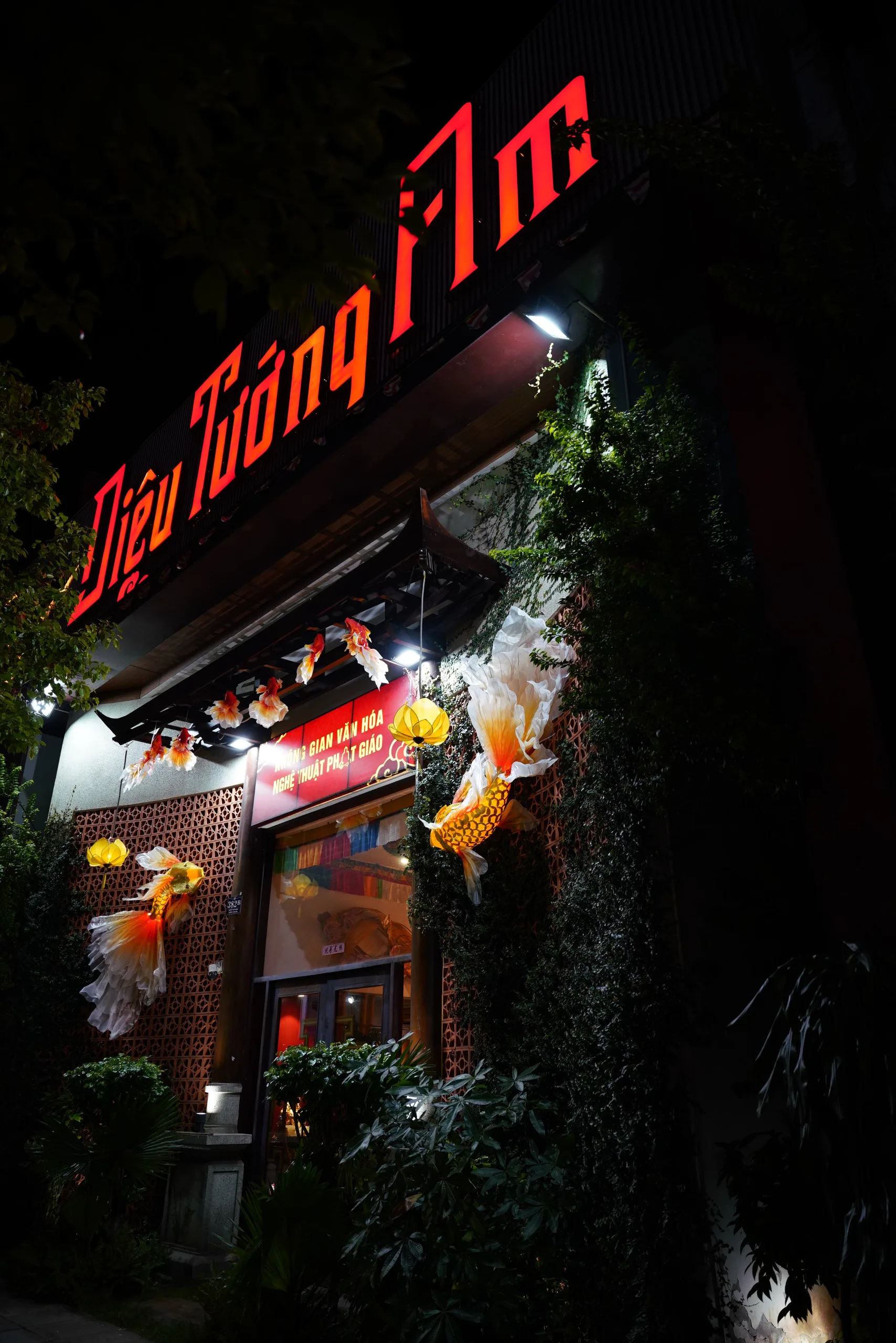 Biển hiệu Diệu Tướng Am rực sáng trên mặt tiền showroom