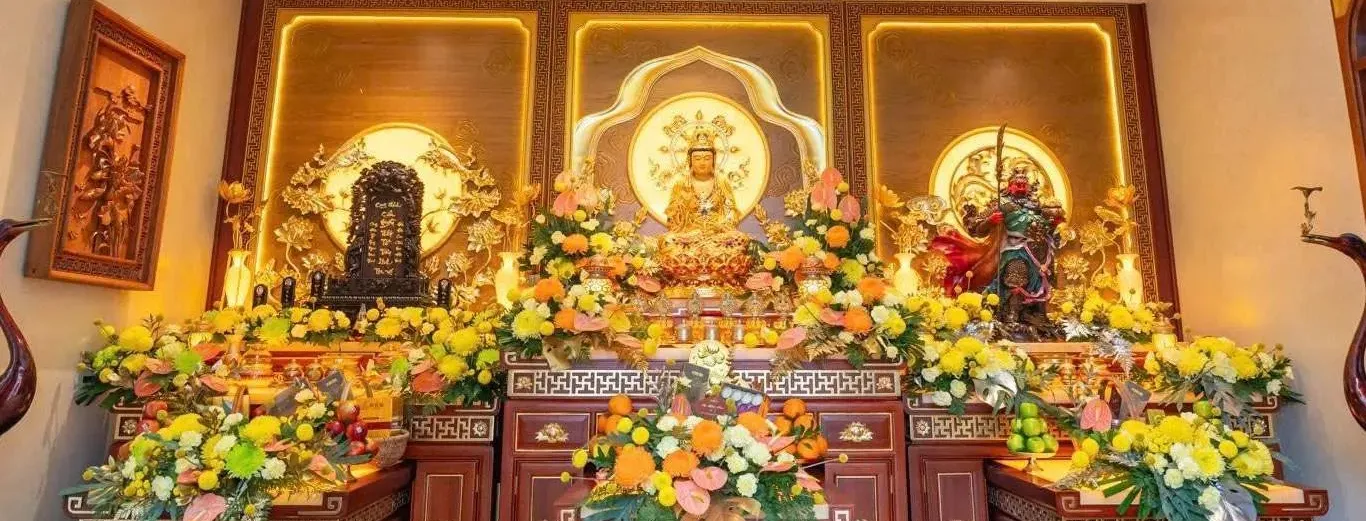 Không gian thờ Thanh An Pháp Tịnh với án thờ gỗ và tôn tượng thếp vàng