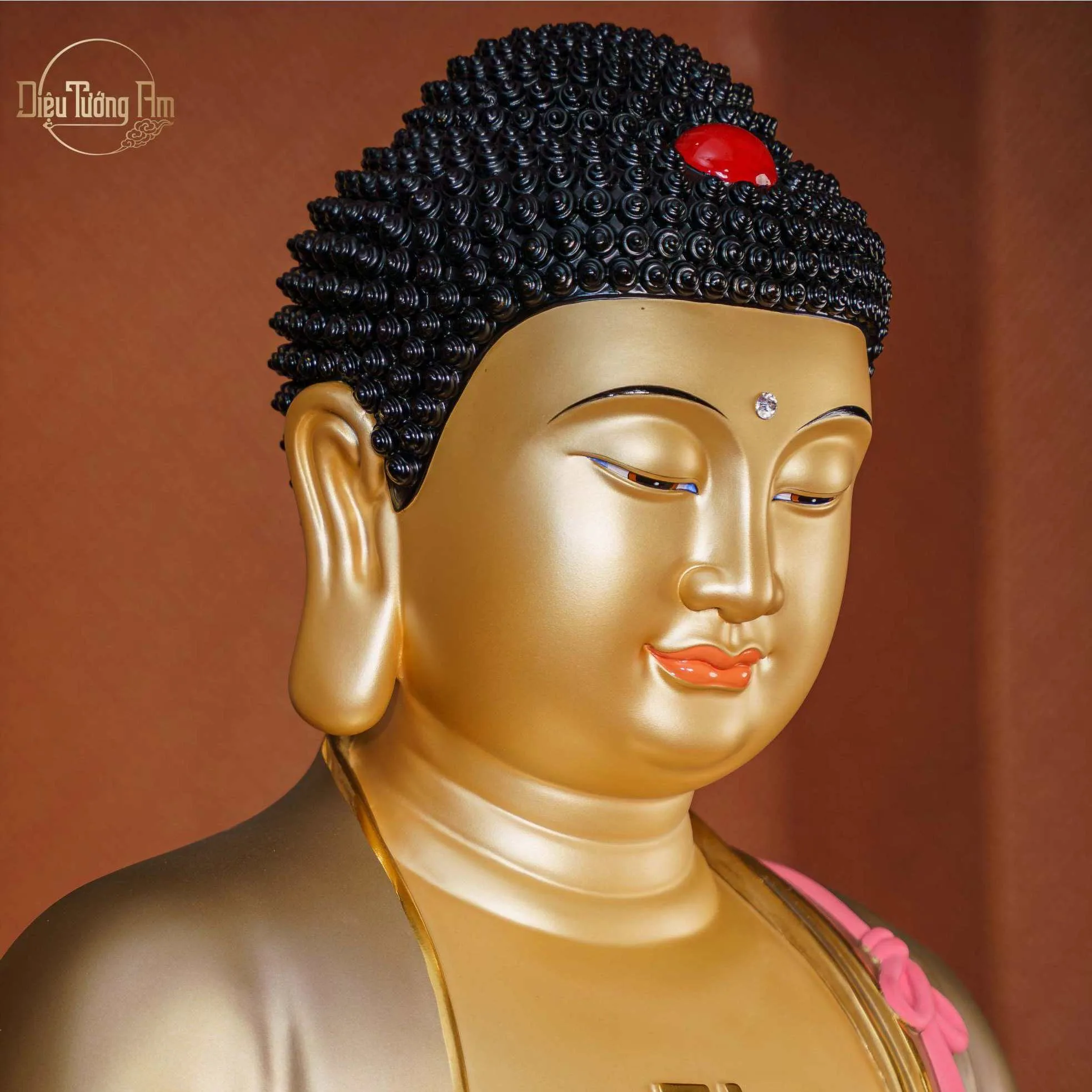 Cận cảnh gương mặt tôn tượng Phật thếp vàng
