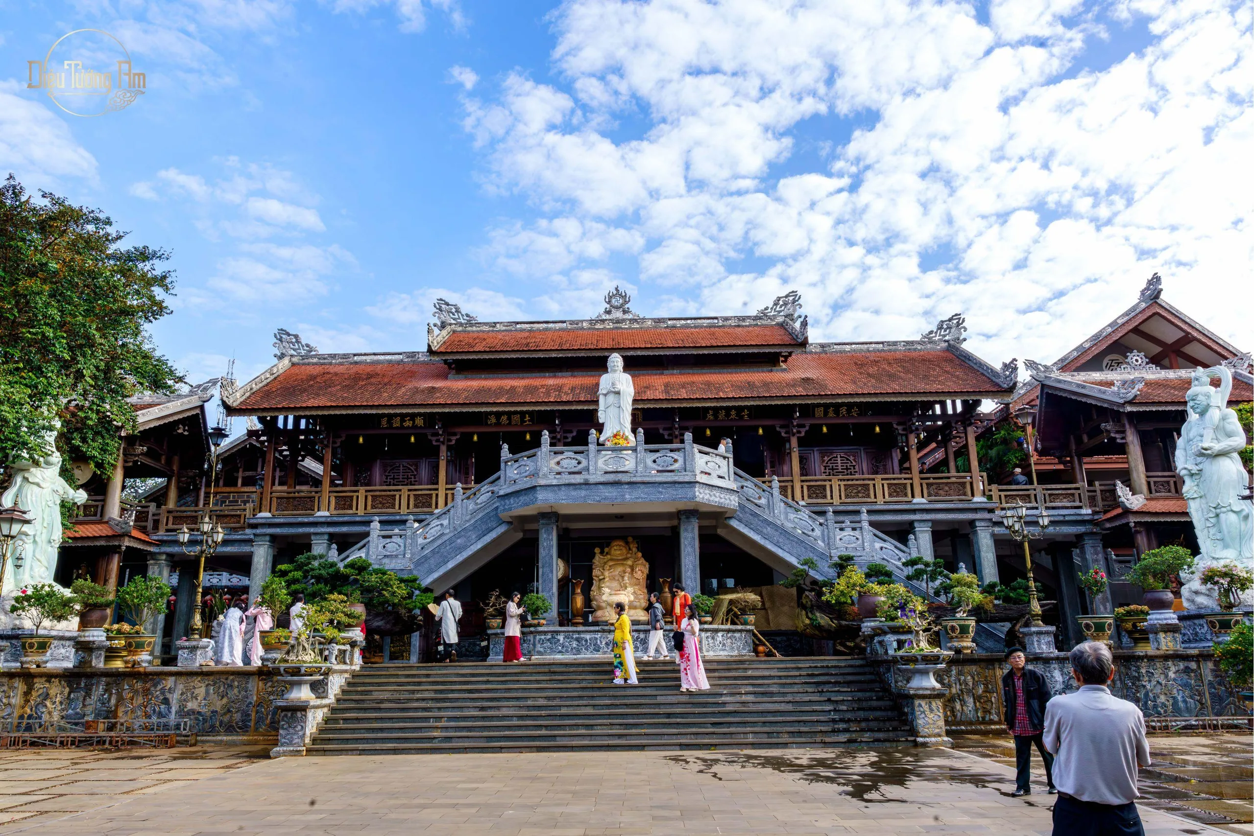 Quần thể chùa với tôn tượng Quan Thế Âm và bậc thang dẫn lên chính điện