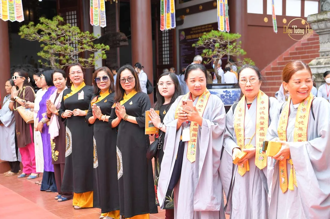 Thay mặt KHVHNTPG Diệu Tướng Am, gửi tặng khách hàng tham dự Đại Giới Đàn quà tặng đặc biệt