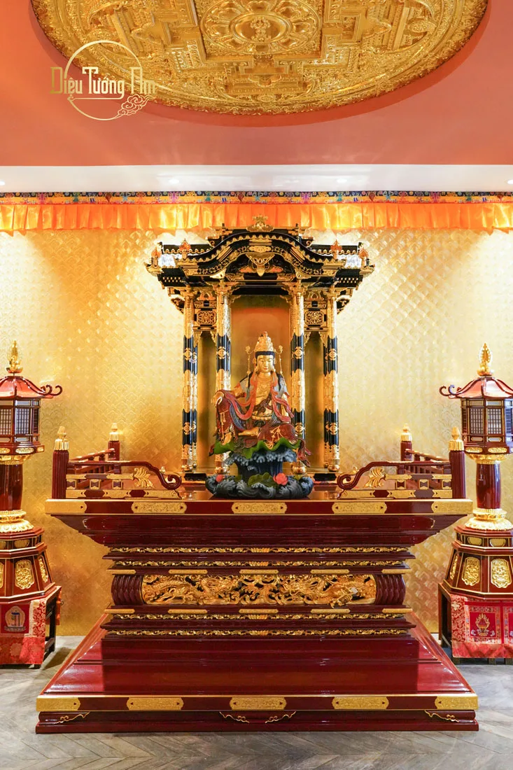 Tôn tượng Quán Âm Trì Kinh ngự trên tảng đá lớn. Với tâm tĩnh tại, Ngài truyền ban giáo pháp, sáng tỏ bến mê cho chúng sanh.
