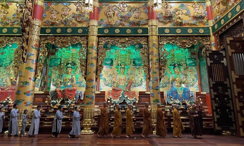 Chánh điện chùa Minh Thành, để đảm bảo trang nghiêm, thanh tịnh chỉ mở cửa vào các dịp lễ lớn