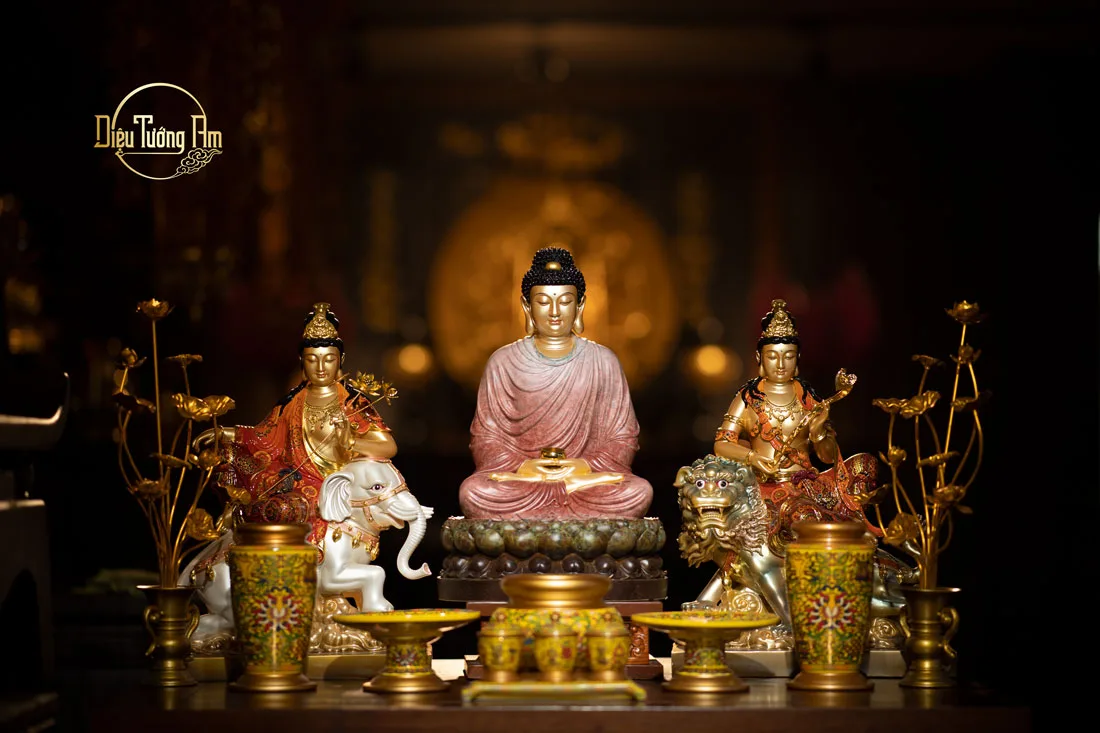 Diệu Tướng Thích Ca Tam Thánh trong hình tướng Đức Phật có chữ Vạn trước ngực.