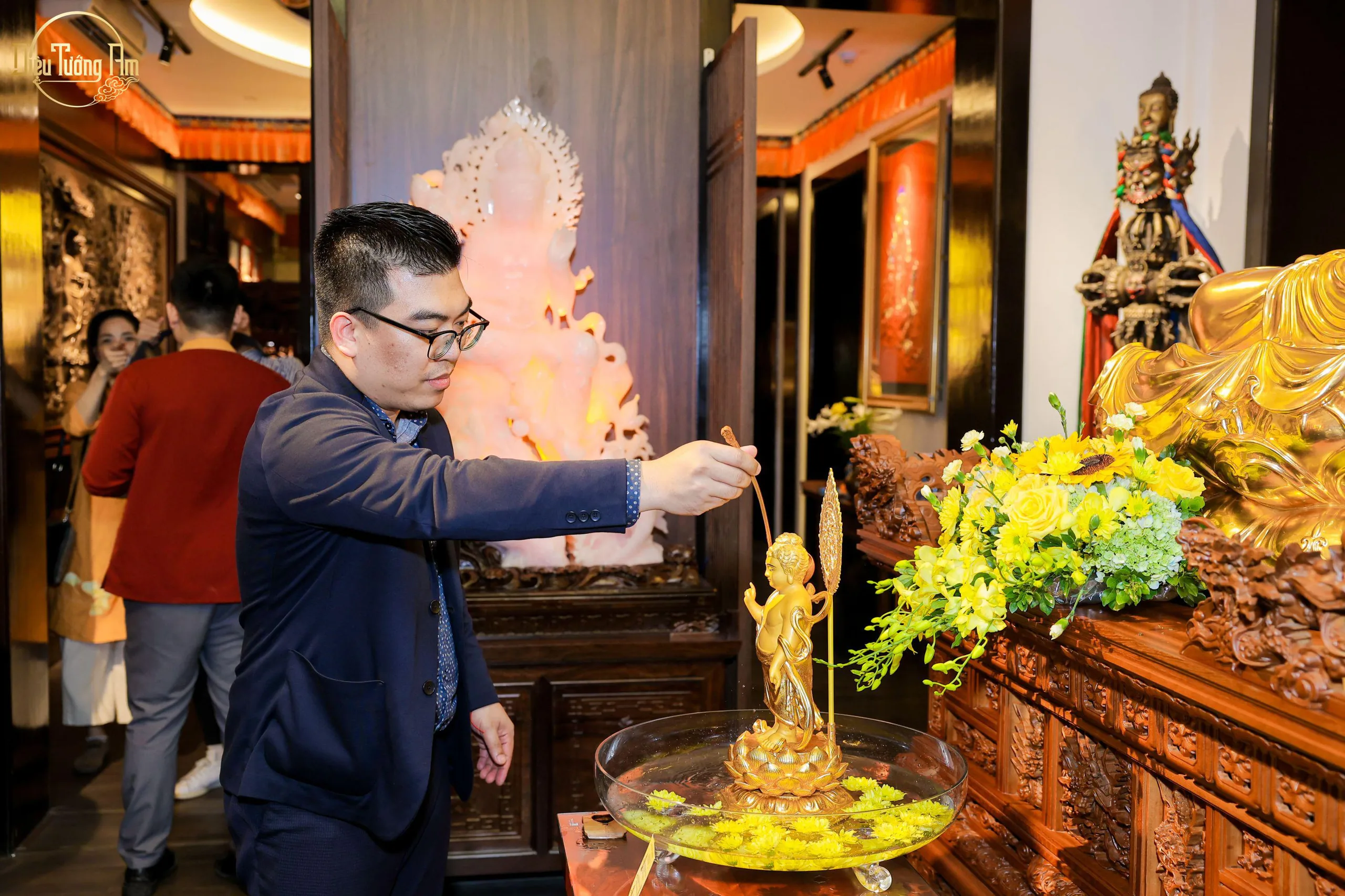 Quý Phật tử, Quý khách thực hành nghi lễ tắm Phật