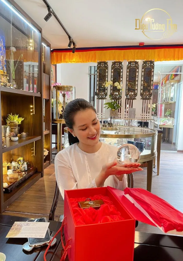 MC Huyền Châu - người bạn mới quen nhưng như đã gần gũi từ rất lâu. Diệu Tướng Am hy vọng rằng hành trình gieo mối duyên lành đến với Phật giáo sẽ ngày càng được trưởng dưỡng trong một tâm hồn đẹp, mạnh mẽ và nhiều xúc cảm như Huyền Châu.