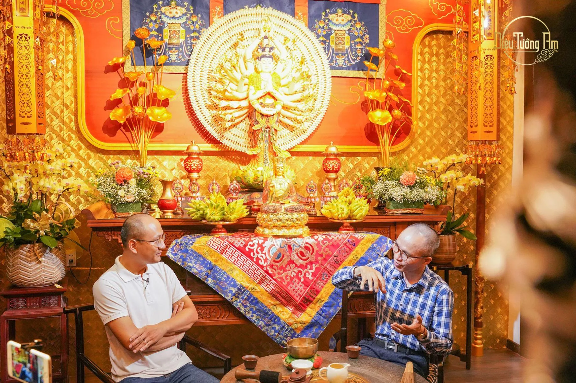 Tiến sĩ Phạm Văn Tuấn (bên phải) chia sẻ câu chuyện mùa Vu Lan cùng nhà báo Phan Đăng (bên trái)