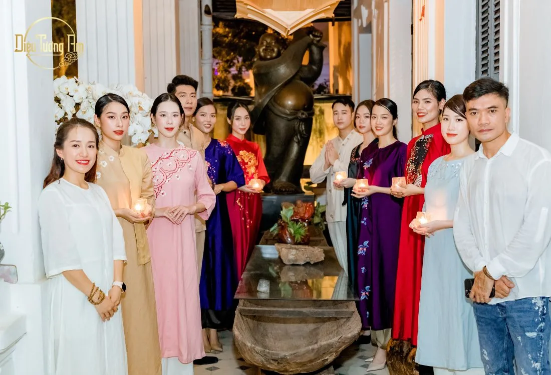 Nhà thiết kế Vũ Việt Hà (góc ngoài bên phải) cùng người mẫu khoác lên mình bộ sưu tập Khải Tâm Diệu Y