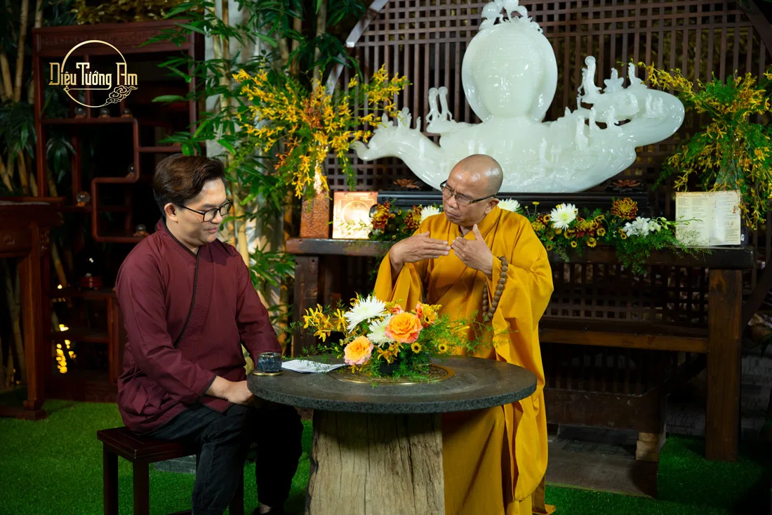Thành tâm đảnh lễ Diệu Tướng Đức Thế Tôn. Nghiêm trang thực hiện nghi thức tắm Phật kính mừng tháng Phật Đản Sanh