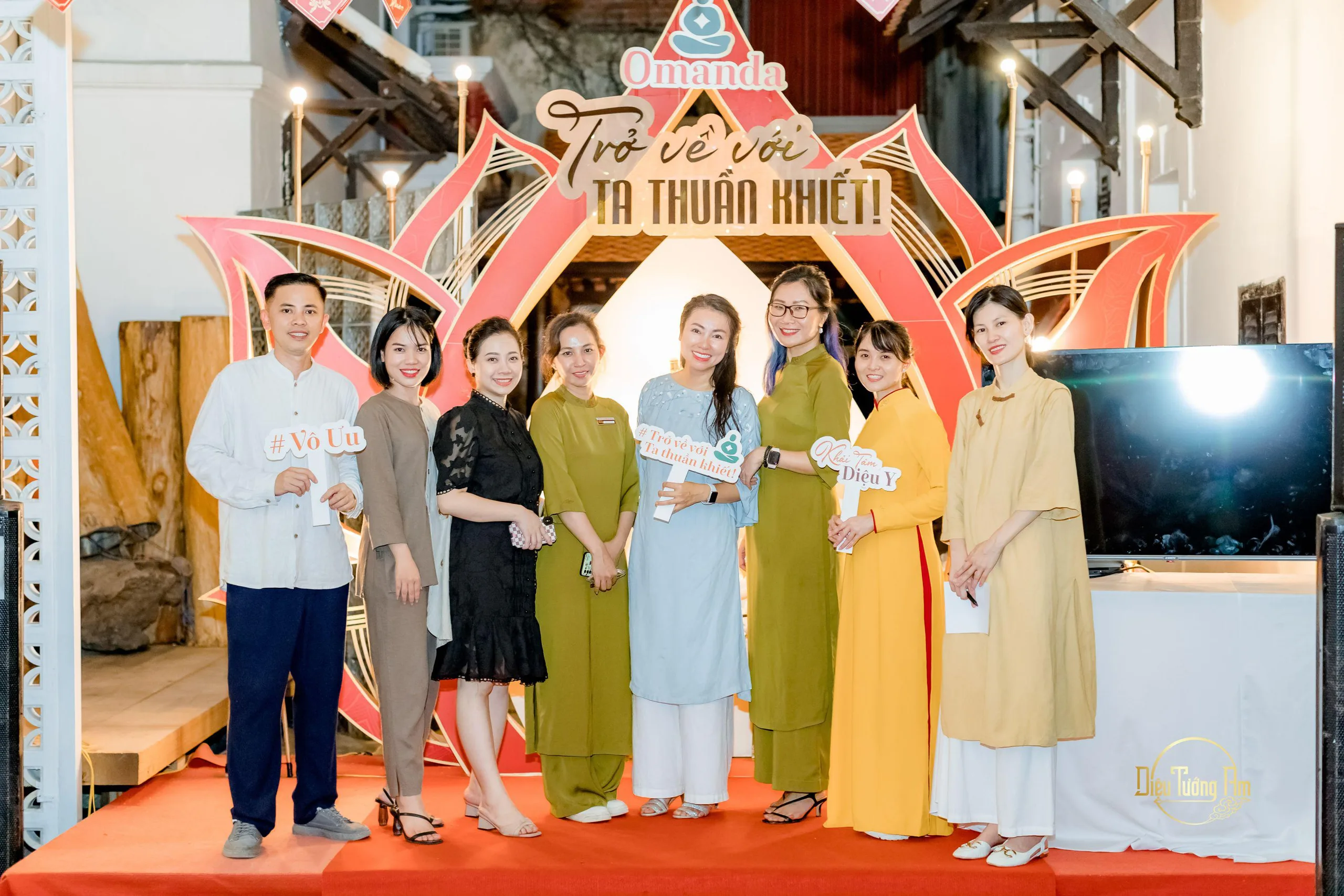Khoảnh khắc giao lưu thân mật giữa Omanda và Diệu Tướng Am