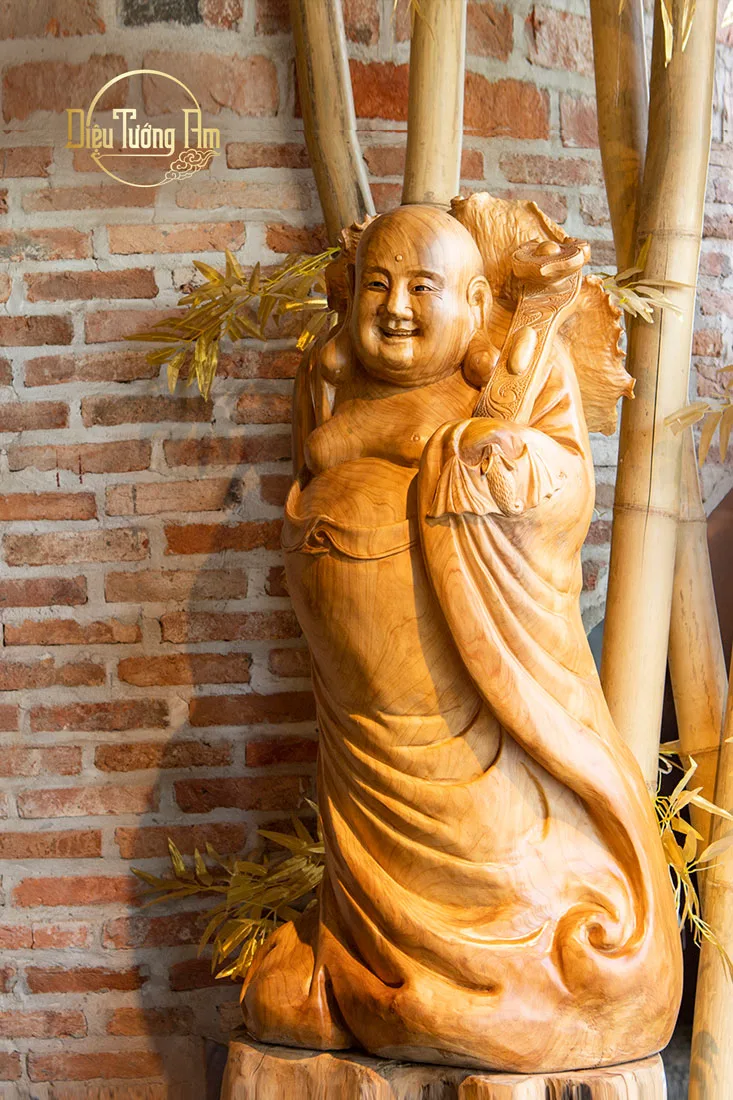 Diệu Tướng Di Lặc gỗ mặc hiền từ, vác theo gậy như ý