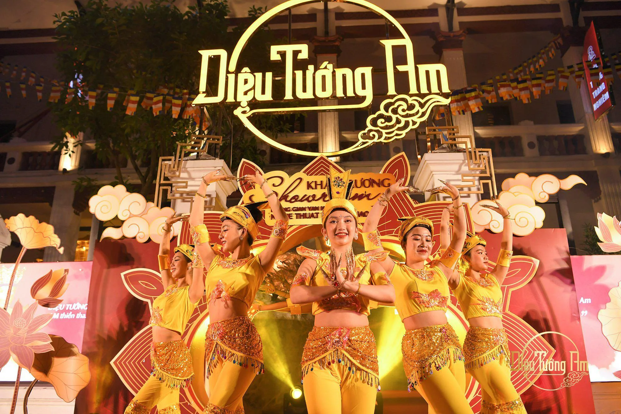 Tiết mục múa Thiên Thủ Thiên Nhãn dẫn quý khách vào hành trình nơi Diệu Tướng hiện.