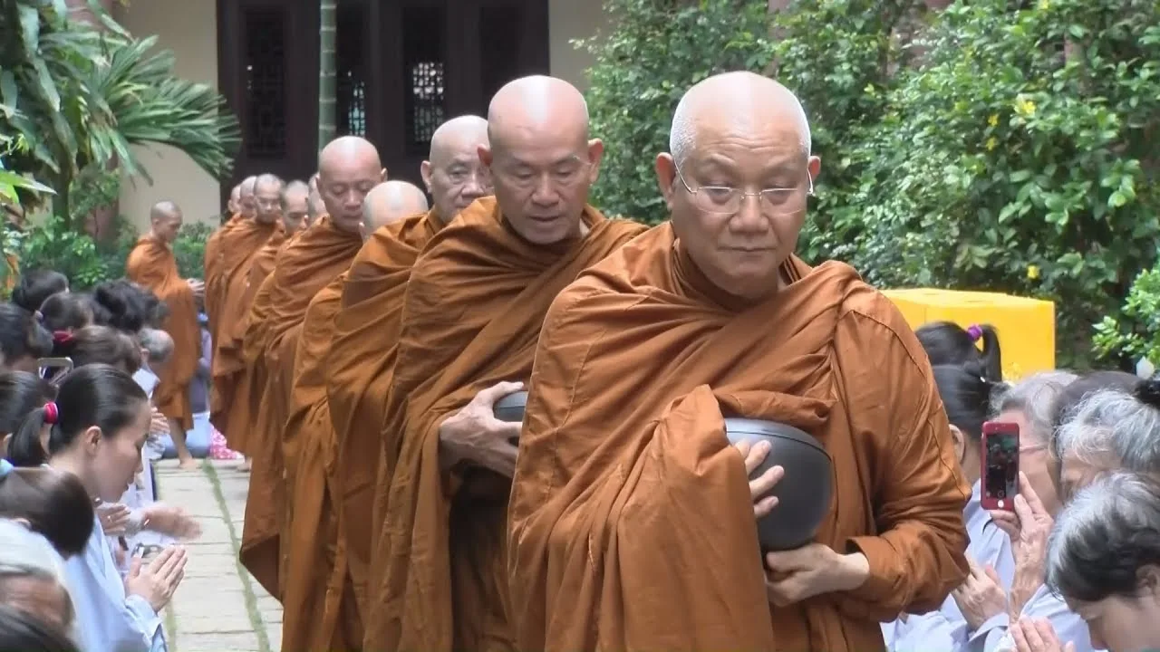 LƯỢC Ý NGHI THỨC CỔ PHẬT KHẤT THỰC TRONG GIỚI ĐÀN PHẬT GIÁO BẮC TRUYỀN