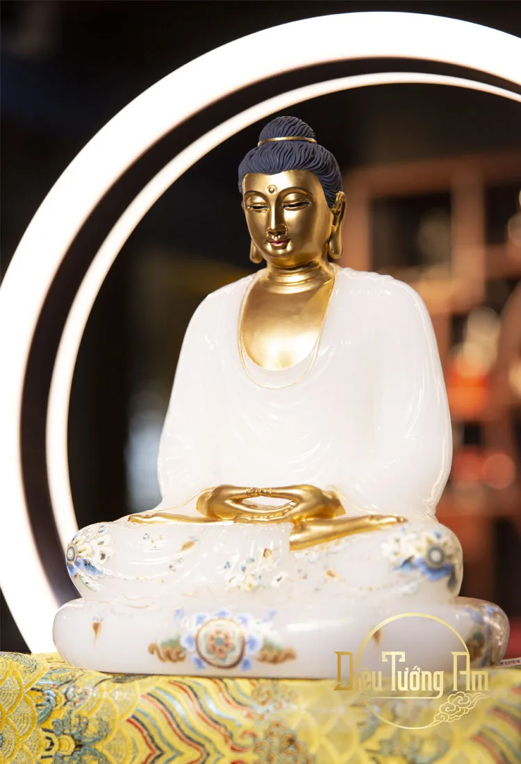 Đức Phật Thích Ca búi tóc trong tư thế ngồi kiết già trên đài sen.