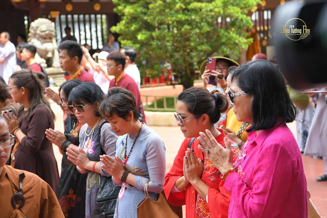 Trang nghiêm đảnh lễ Chư Tôn Thiền Đức Tăng Ni