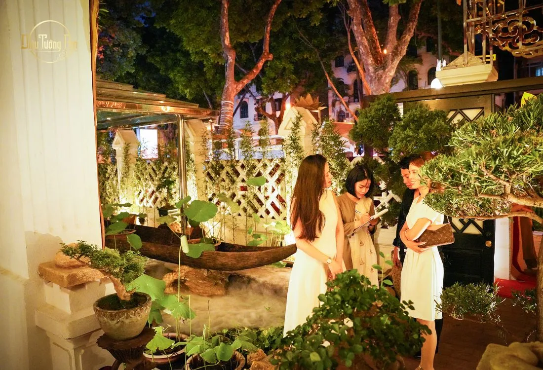 MC Huyền Châu cùng những người bạn đến tham dự chương trình