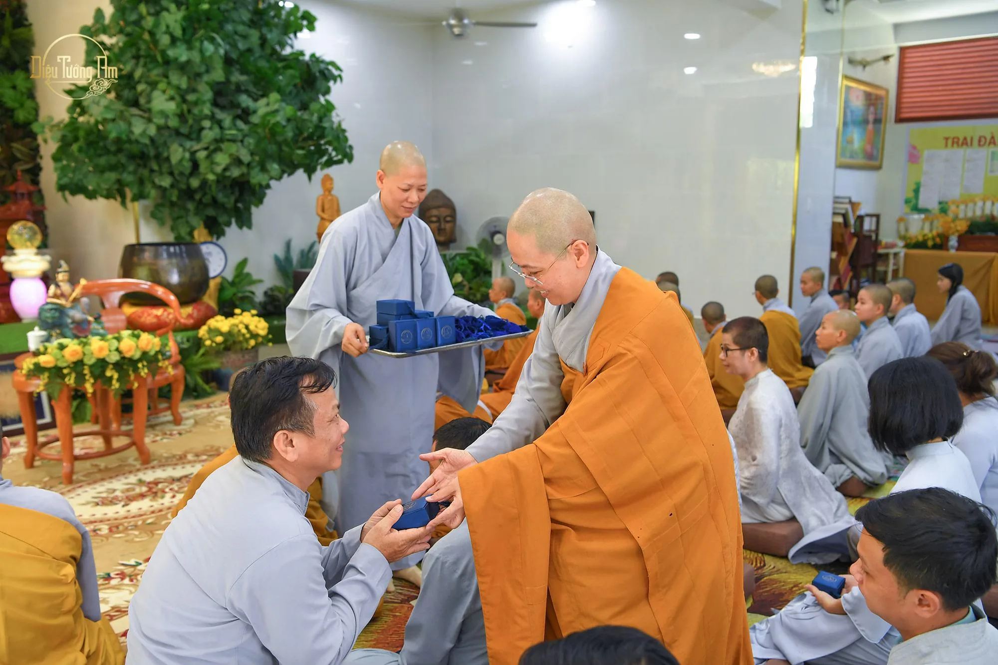Ni sư Diệu Hiếu trao tặng phần quà phước báu đến các Phật tử