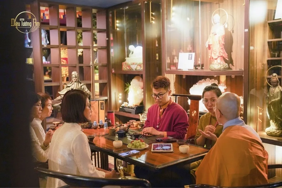 Những chia sẻ thân tình quanh chén trà