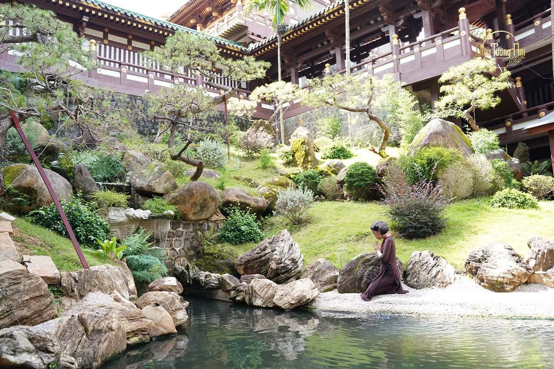 Khuôn viên chùa với những không gian non nước hữu tình, khiến lòng thêm thanh tịnh, vững tâm hướng Phật.