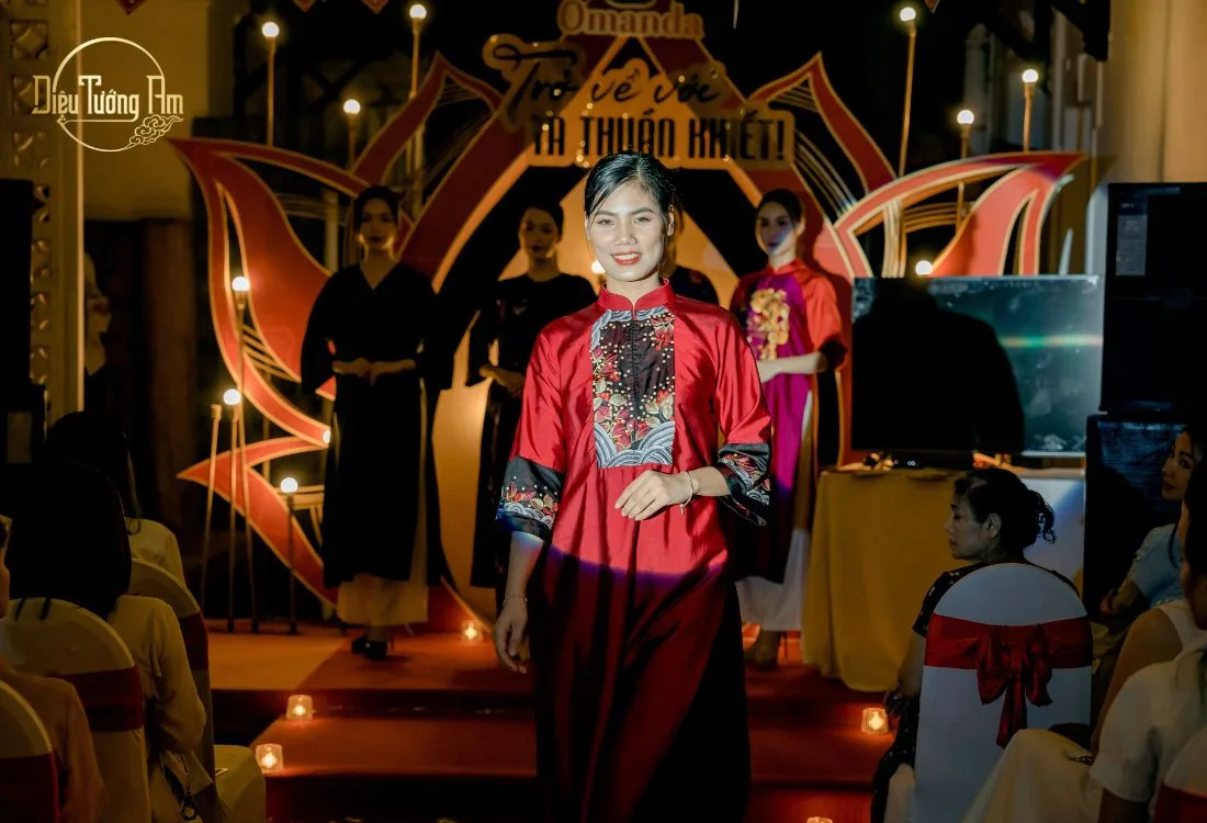 Người mẫu trình diễn trang phục Khải Tâm Diệu Châu nằm trong Bộ sưu tập Khải Tâm Diệu Y