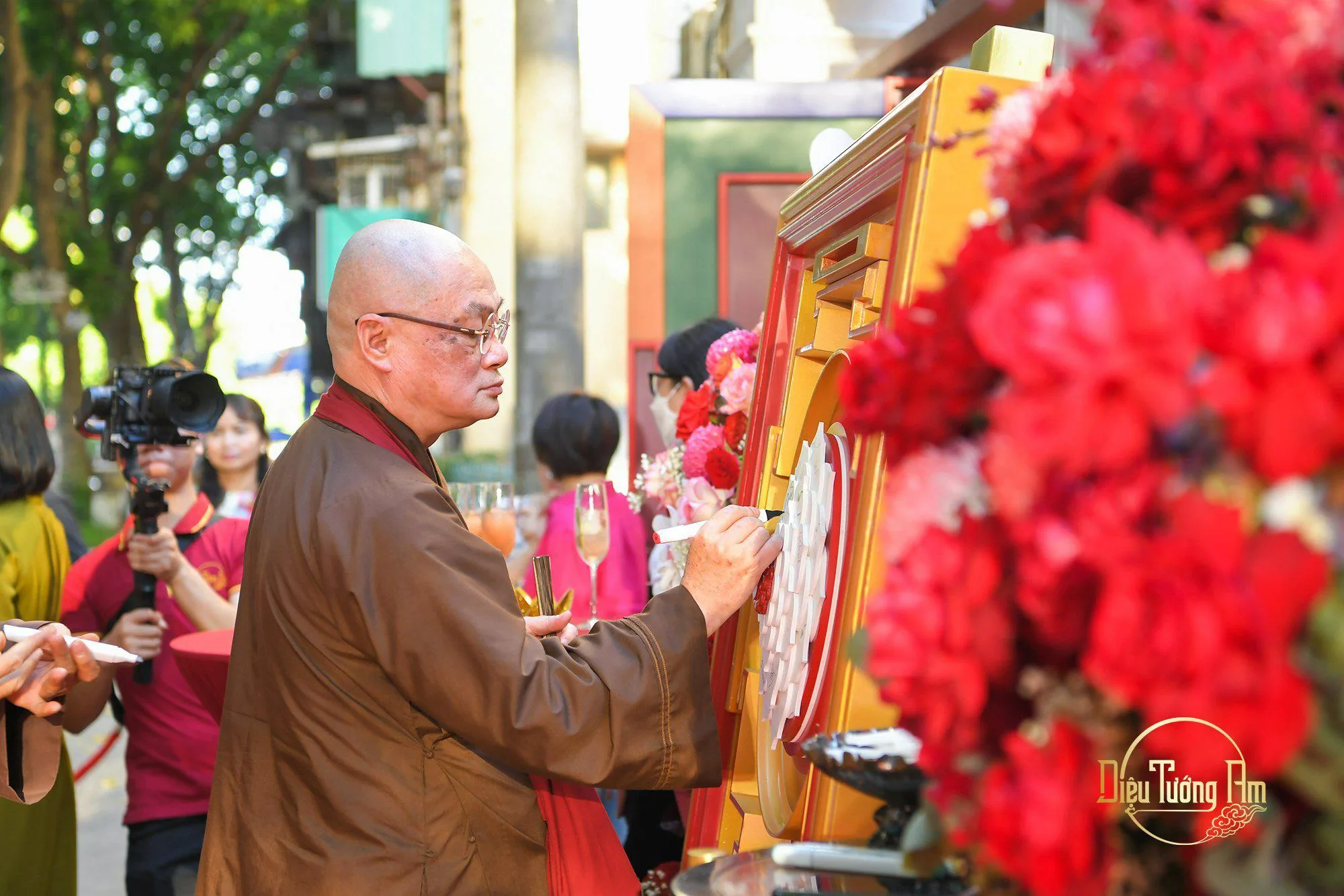 Đến với chương trình là sự tham gia và chứng minh của TT. Thích Minh Hiền - Phó trưởng ban Văn hóa Trung ương Giáo hội Phật giáo Việt Nam, Trụ trì chùa Hương, Mỹ Đức, Hà Nội.