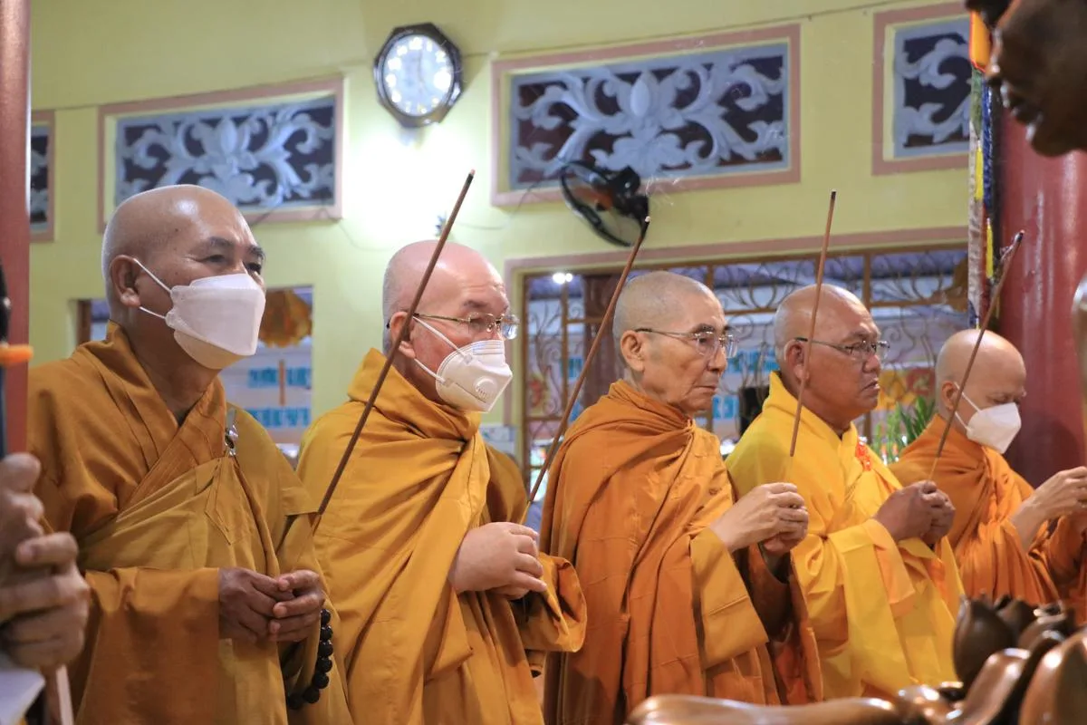 Buổi lễ cung nghinh sái tịnh vô cùng trang nghiêm và thành kính dưới sự chứng minh của Tam bảo và hiện tiền chư lịch đại Tổ sư, sự hiện diện của chư tôn thiền đức Tăng Ni