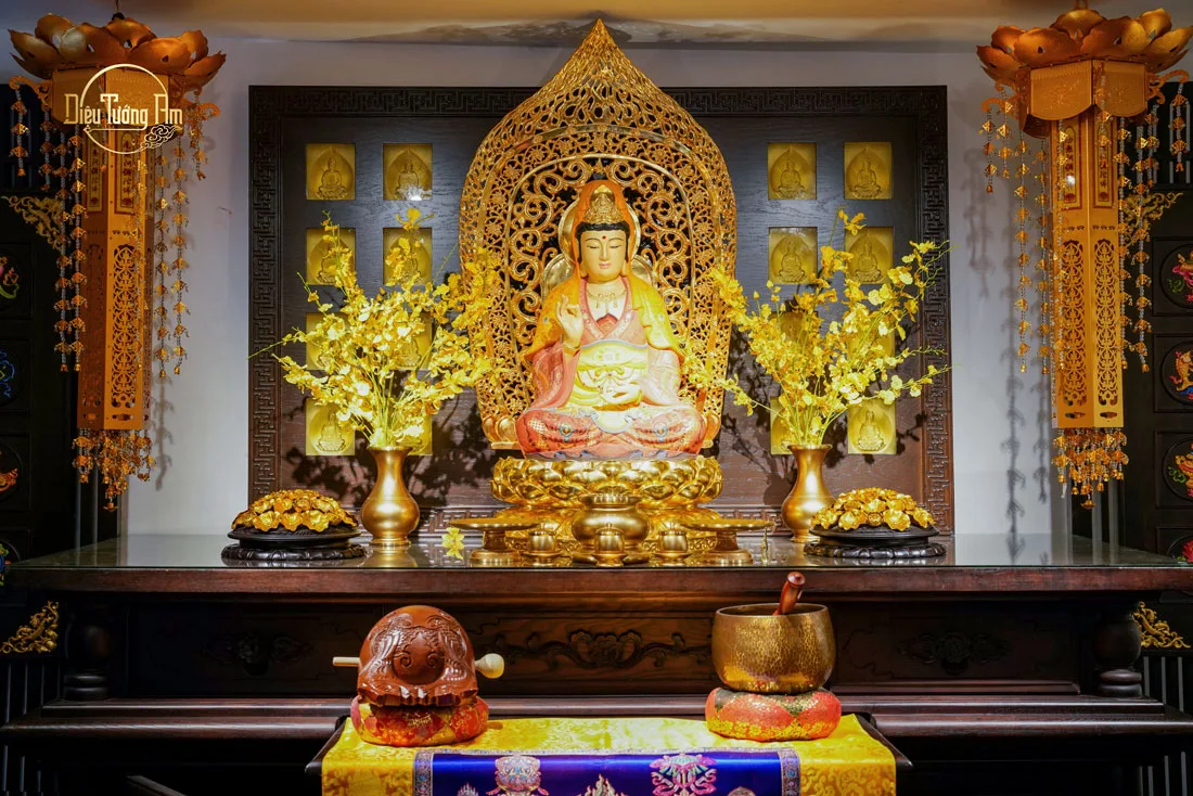 Diệu Tướng Quán Âm Bồ Tát Hán Bạch Ngọc vẽ gấm được bày trí uy nghi cùng đèn và bình hoa sen thanh tịnh.