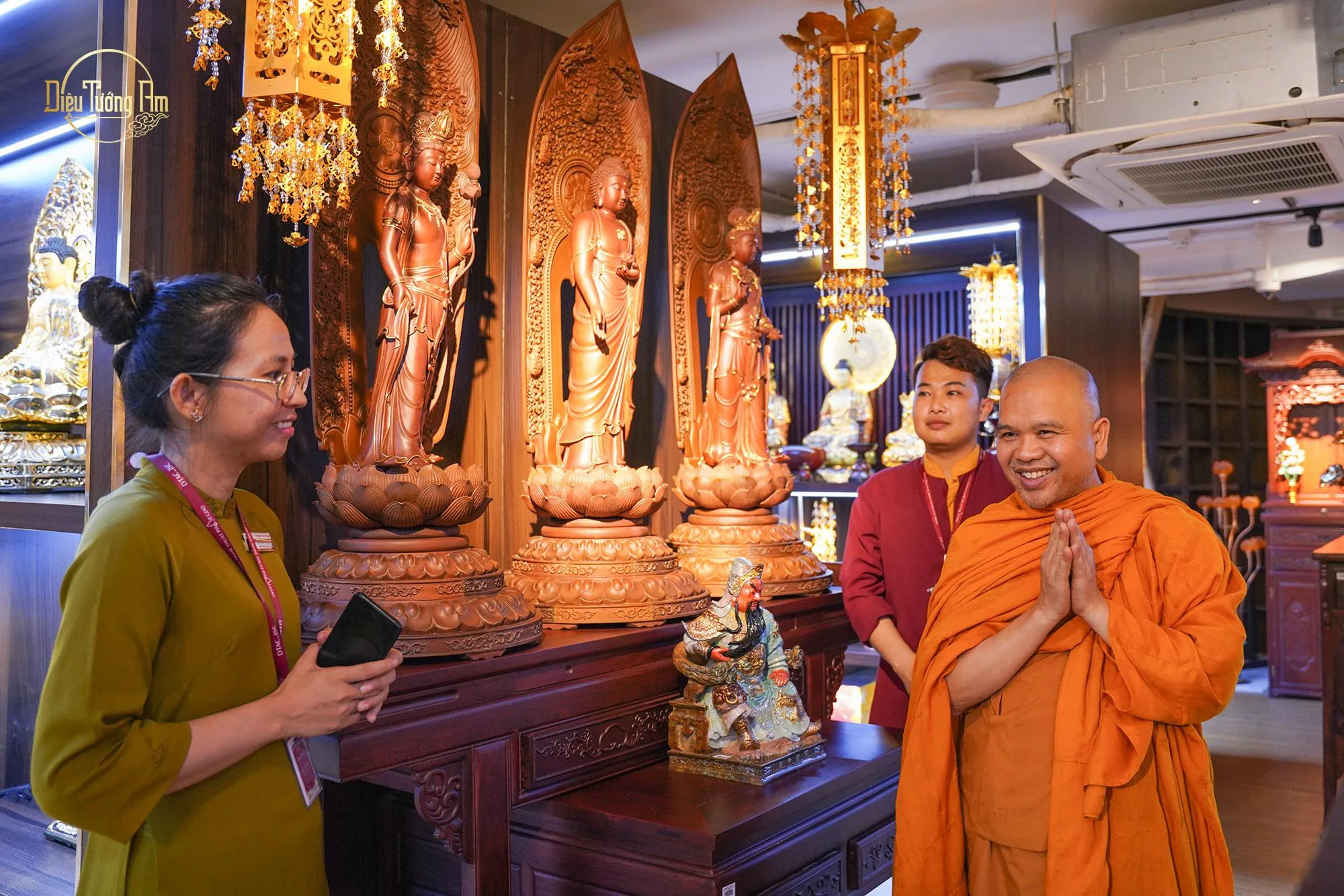 tt.-thich-giac -hoang-tham-qu an-showroom-di eu-tuong-am-5. jpg