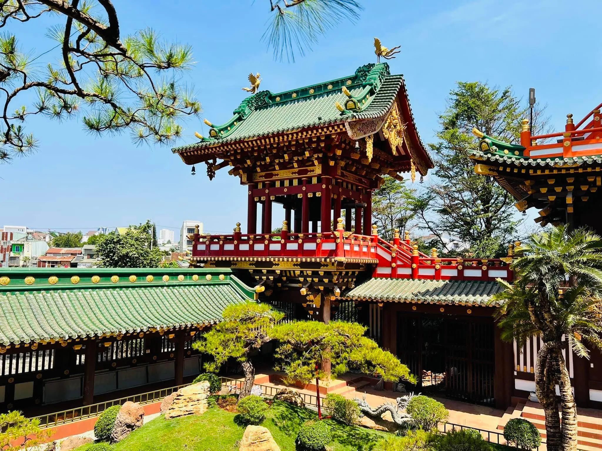 Khu vực tháp chuông chùa Minh Thành