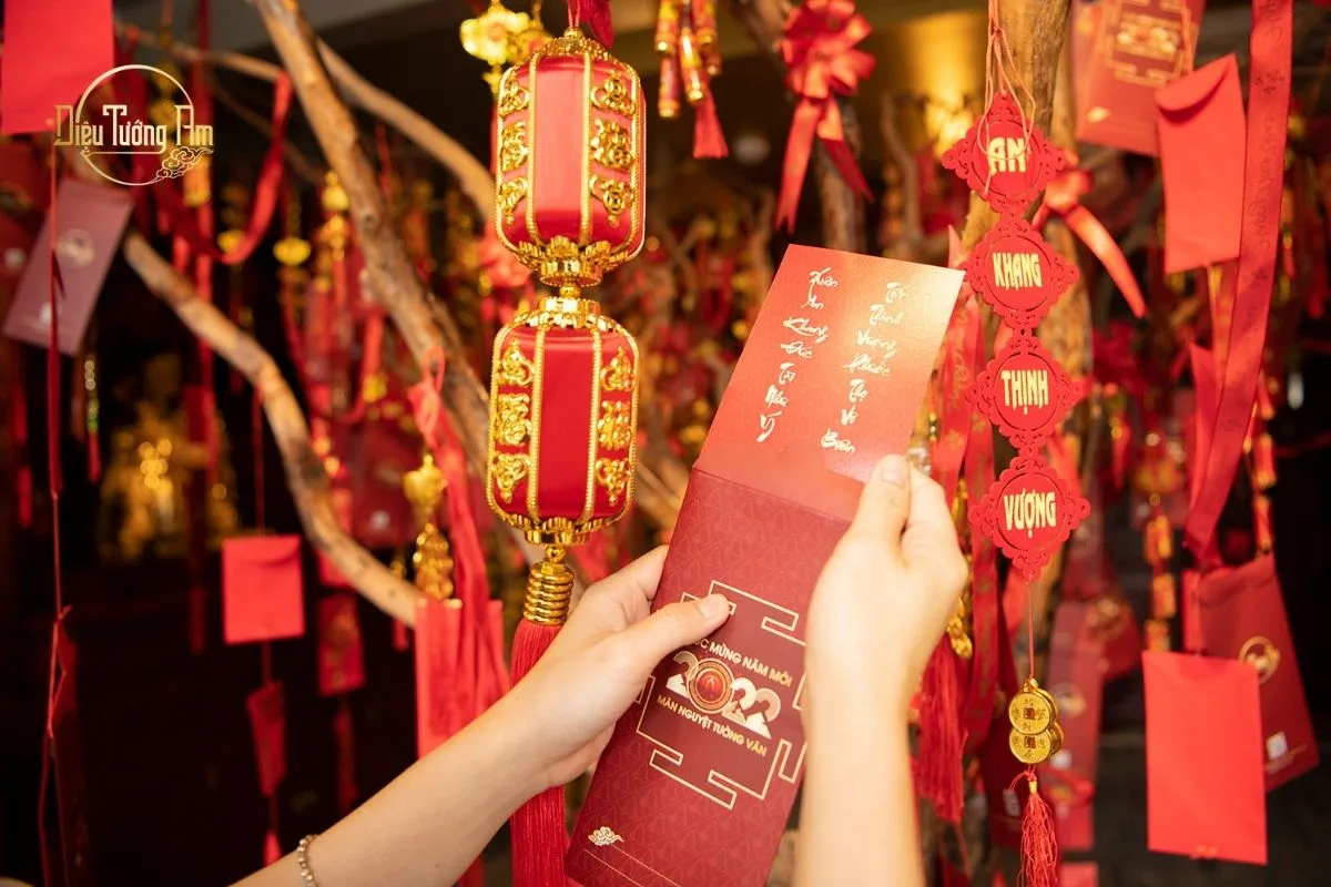Ẩn chứa trong từng Hồng Bao là các câu chúc nguyện mà Diệu Tướng Am trân quý gửi trao