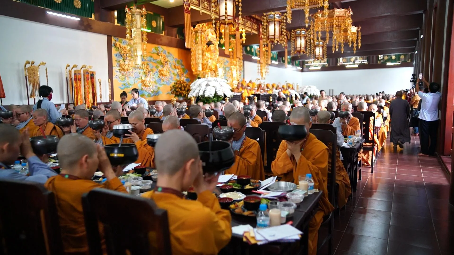Không khí diễn ra đại Lễ cúng dường vô cùng trang nghiêm và phước báu.