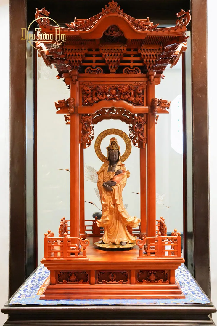 Diệu Tướng Quán Âm Tự Tại uy nghi trong khám thờ thếp vàng giá trị.