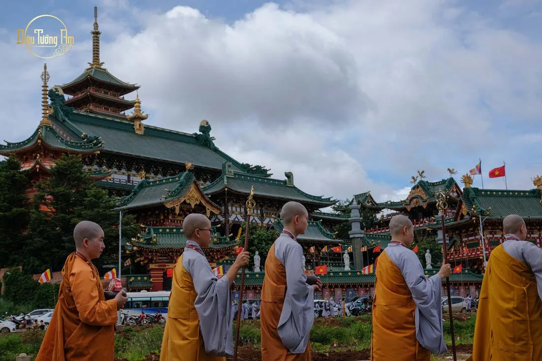 Lễ Cổ Phật Khất thực diễn ra long trọng trên tuyến đường dài gần 3km, chư tôn đức Tăng, Ni tỉnh Gia Lai và gần 250 giới tử từng bước nối gót theo nhau trải dài khắp cả tuyến phố.