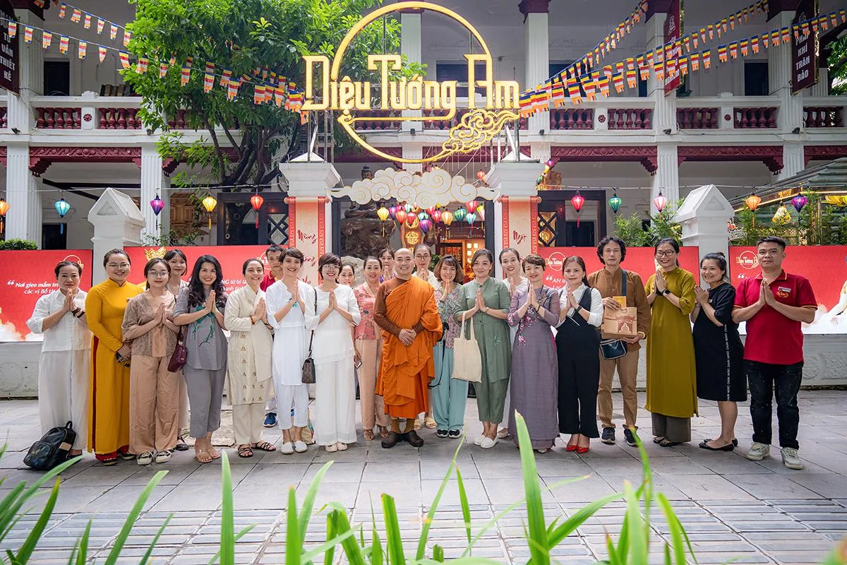 Tập thể Diệu Tướng Am Hà Nội cùng quý Phật tử hữu duyên hoan hỷ được chụp hình lưu niệm cùng thầy Minh Niệm