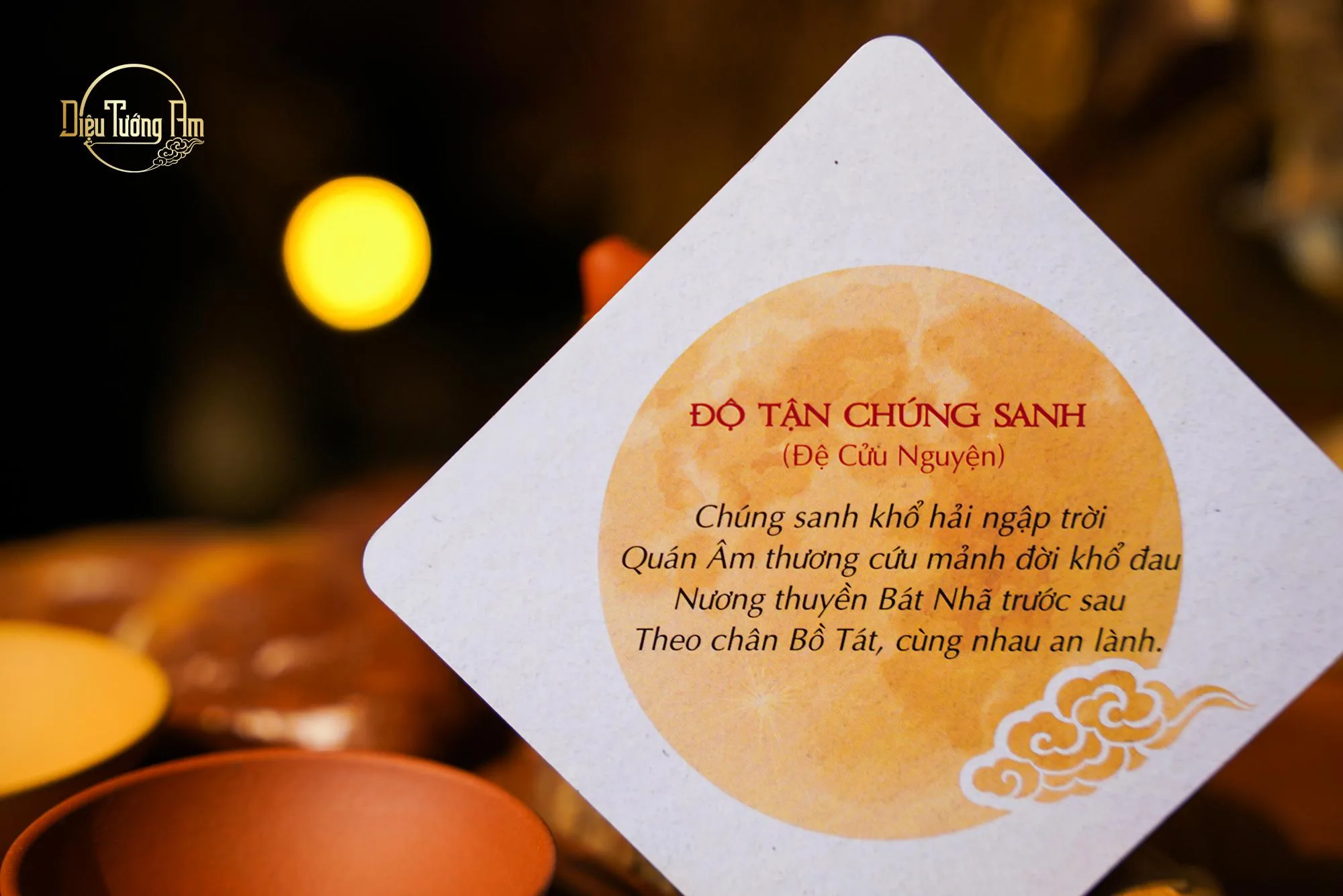 Mỗi khi nhìn thấy và lật giở từng tấm thiệp, ta lại một lần dừng lại, đọc thật kỹ từng lời, từng câu, từng nguyện. Đây cũng chính là 12 nhân duyên, 12 thông điệp nhắc nhở cho mỗi ngày thêm trọn vẹn và tỉnh thức!