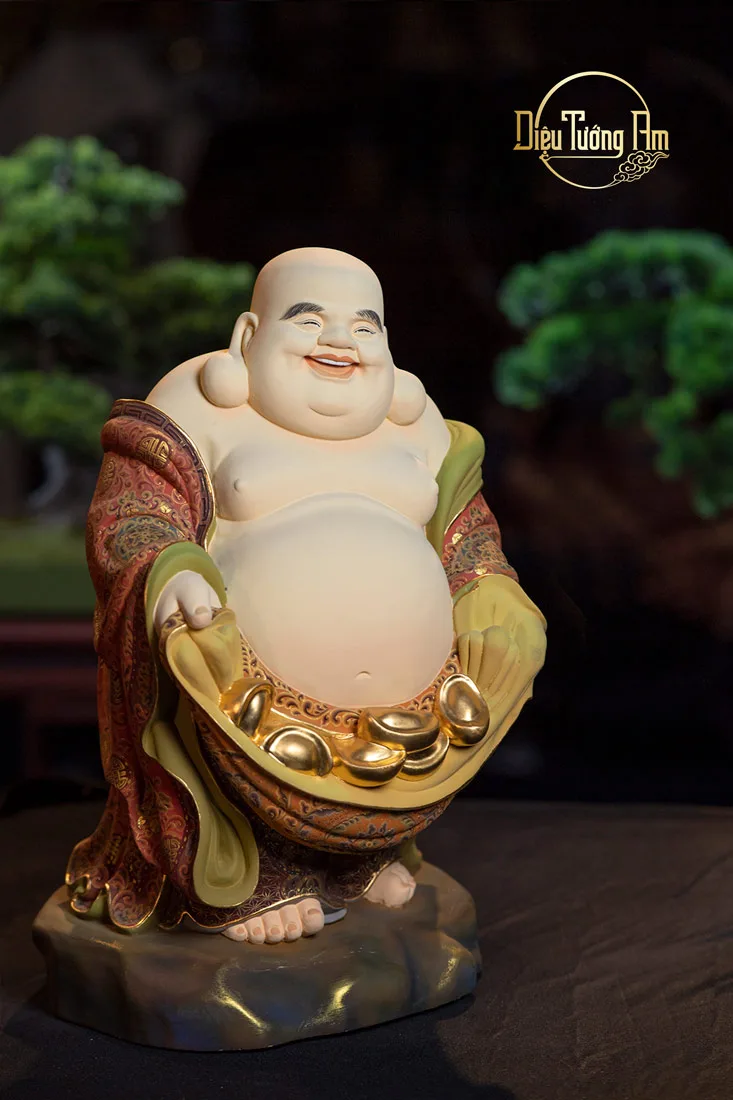 Tôn tượng Di Lặc với nụ cười tít mắt, ban phát những thỏi vàng tài lộc cho tất cả mọi người.