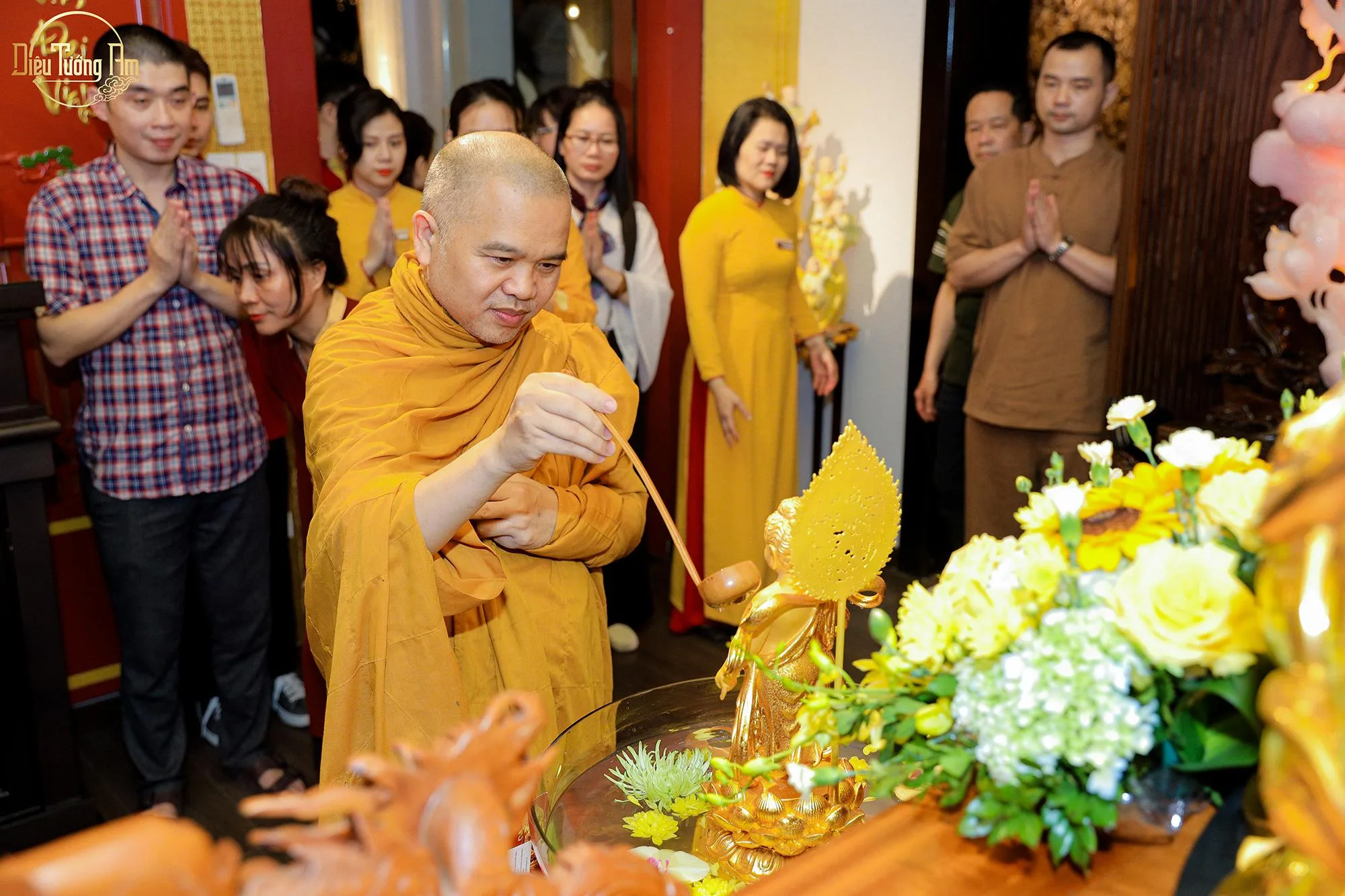 TT.Thích Giác Hoàng thực hiện nghi lễ Tắm Phật trong không gian Diệu Tướng Am Hà Nội
