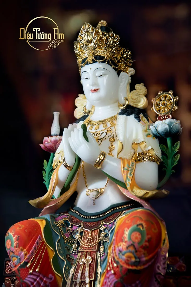Tôn tượng Phật Di Lặc trong Mật Giáo được phác họa trong tư thế trang nghiêm và lộng lẫy trang sức.