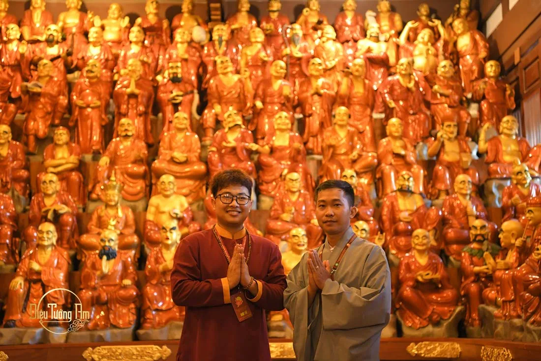 Cùng chụp hình  lưu niệm tại Ngũ Bách La Hán Đường - Nơi trưng bày 500 vị La Hán được điêu khắc thủ công duy nhất tại Việt Nam.