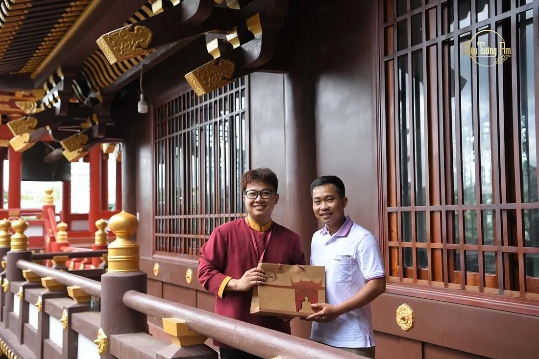 Thay mặt KHVHNTPG Diệu Tướng Am, gửi tặng khách hàng tham dự Đại Giới Đàn quà tặng đặc biệt