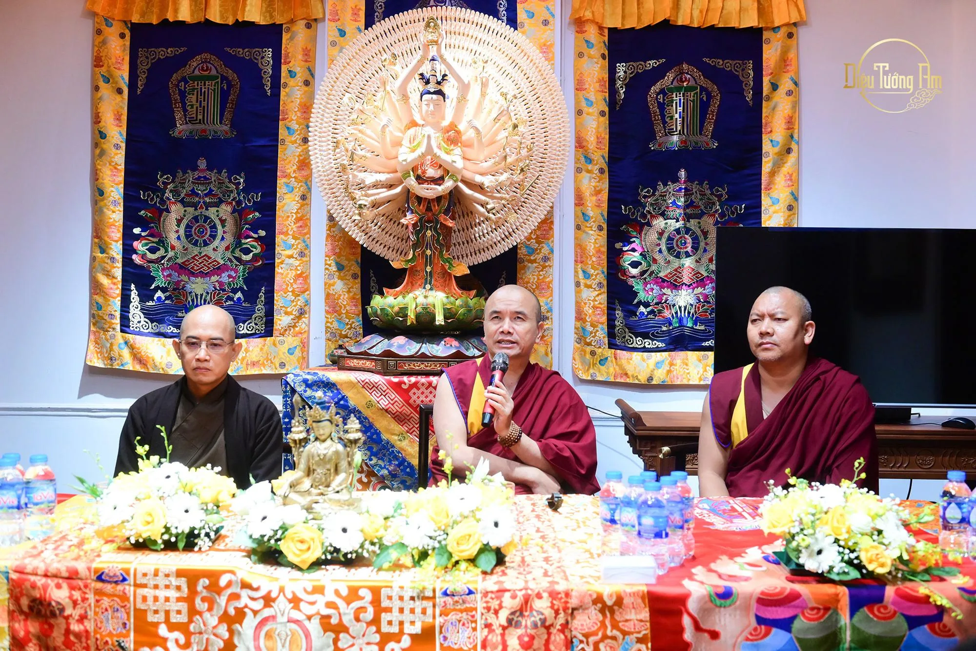 Thầy Hoằng Thường, chùa Vạn Đức, Tp. HCM (Bên phải), Tiến sỹ Phật học Geshe Dorje Damdul - Giám đốc Tibet House tại New Delhi (ở giữa), Tiến sỹ Phật học Lhundup, Hạ Mật Viện tại Ấn Độ (bên phải)