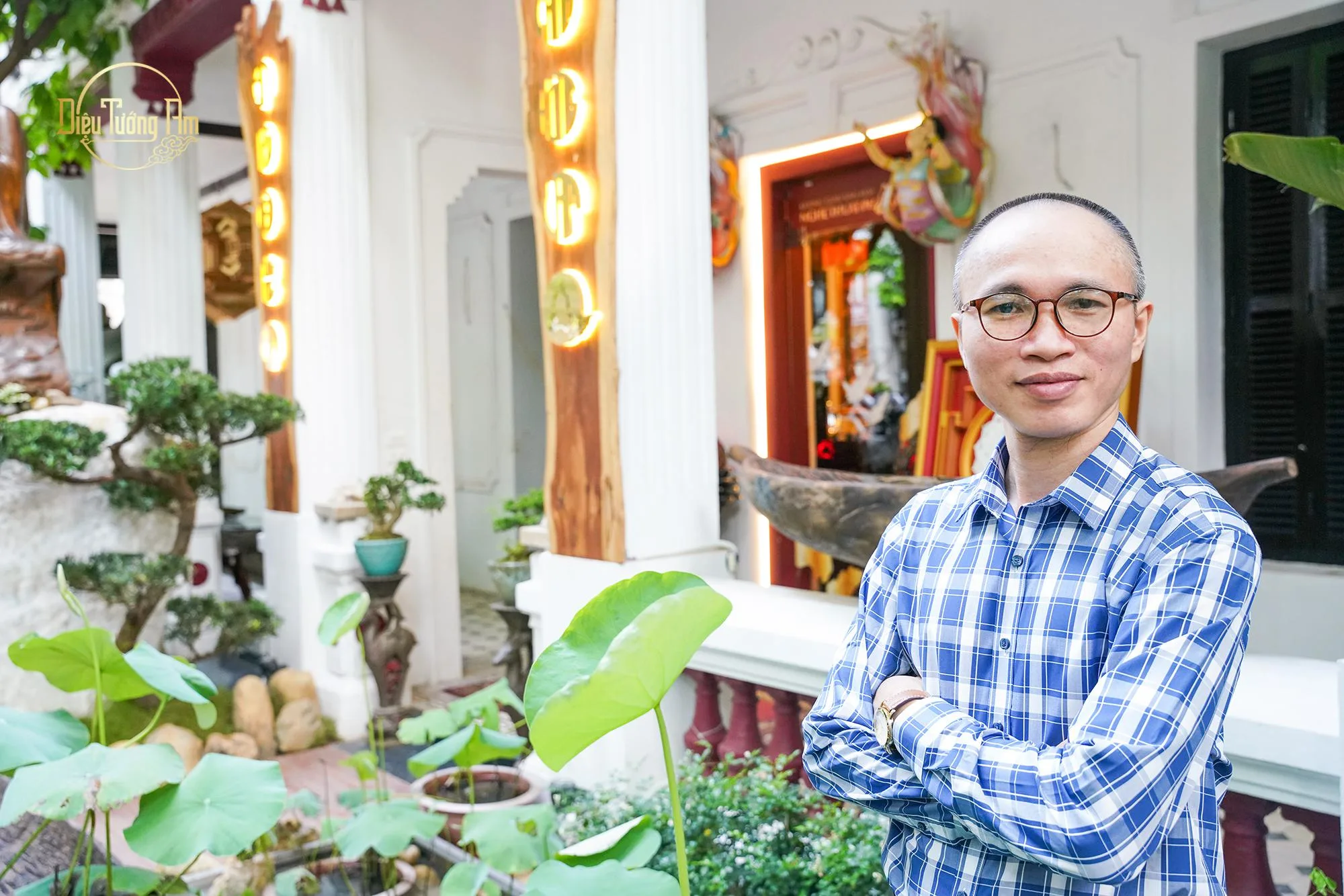 Tiến sĩ Phạm Văn Tuấn tham quan không gian nghệ thuật Phật Giáo Diệu Tướng Am Hà Nội