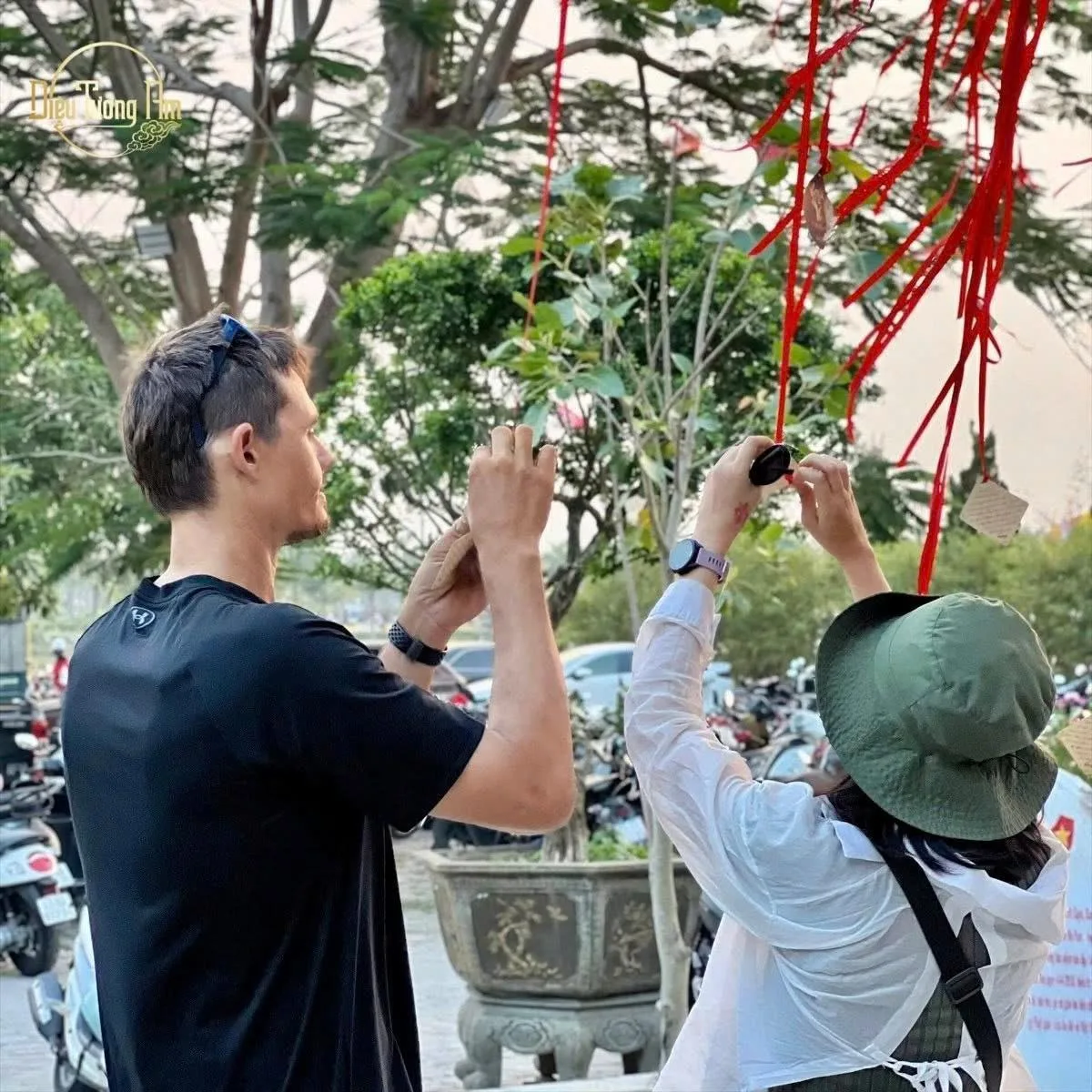 Không phân biệt ngôn ngữ, màu da hay quốc tịch, tất cả cùng chung tay treo lên những tấm thiệp – những hạt giống thiện lành trao gửi thế gian