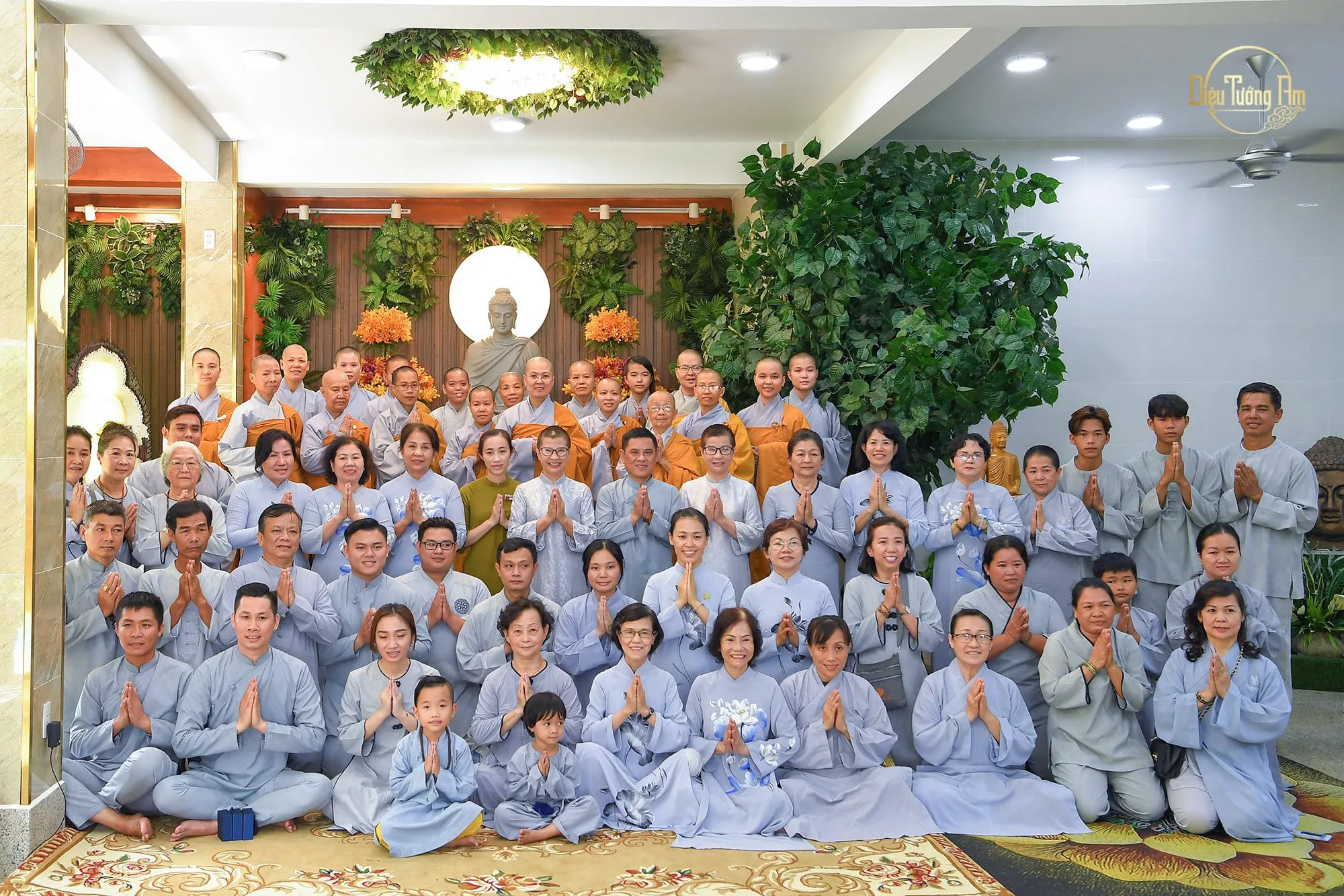 Ni sư Diệu Hiếu cùng Diệu Tướng Am, các phật tử thuận thành tại buổi tọa đàm