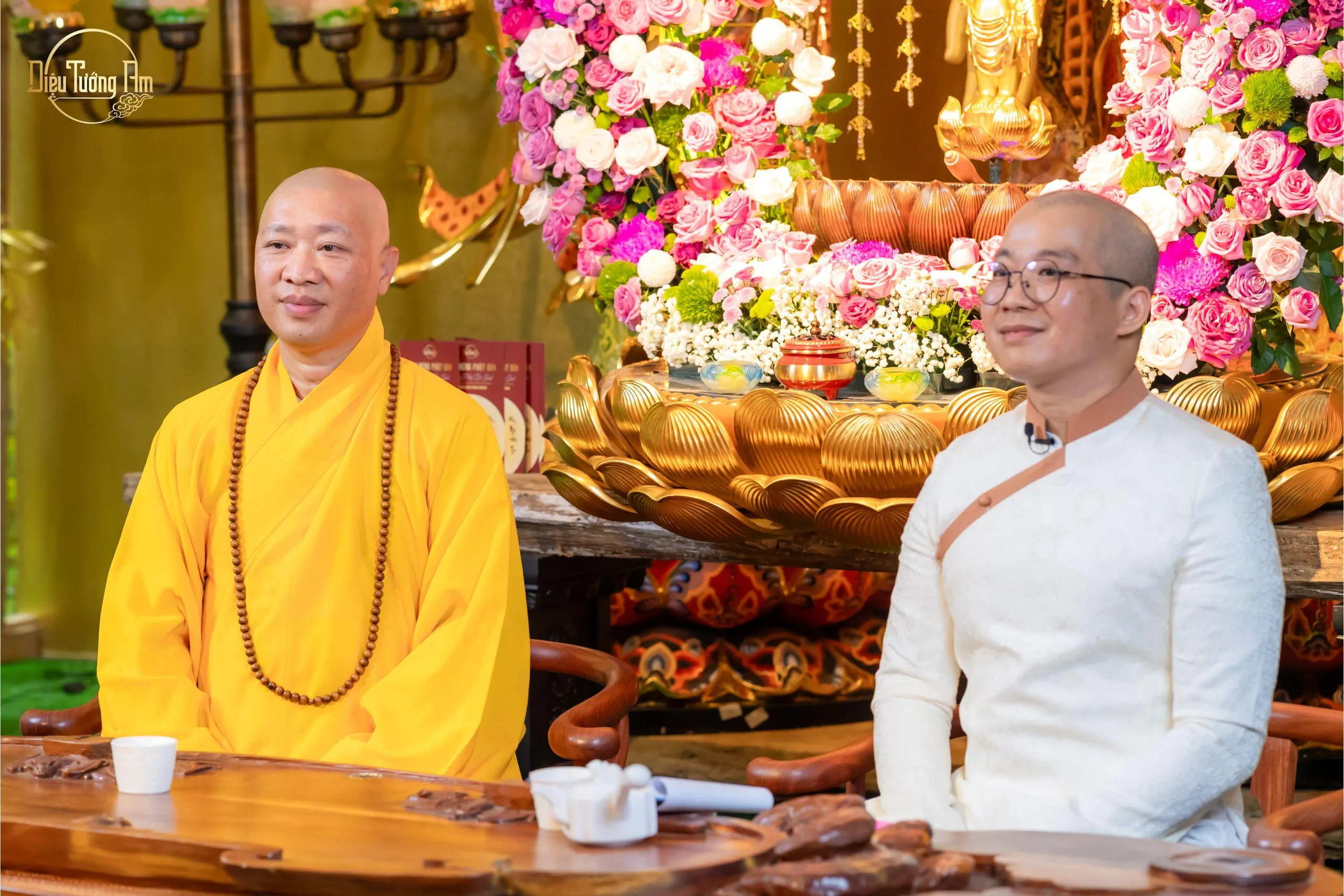 Ảnh: Thượng tọa Thích Thiện Thuận - Nhà báo Lưu Đình Long
