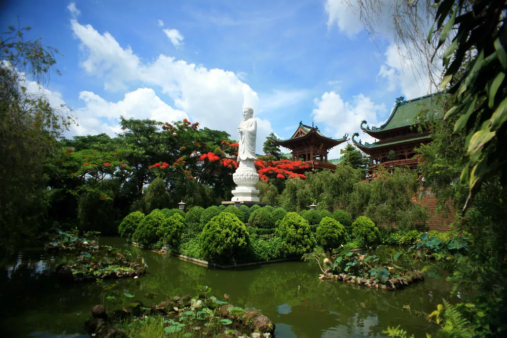 Hồ Liên Trì, hay còn gọi là hồ Di Đà nơi tôn nghiêm Tôn Tượng Đức Phật A Di Đà bằng đá chạm trổ tinh xảo, cao 7.5 m, nặng 40 tấn