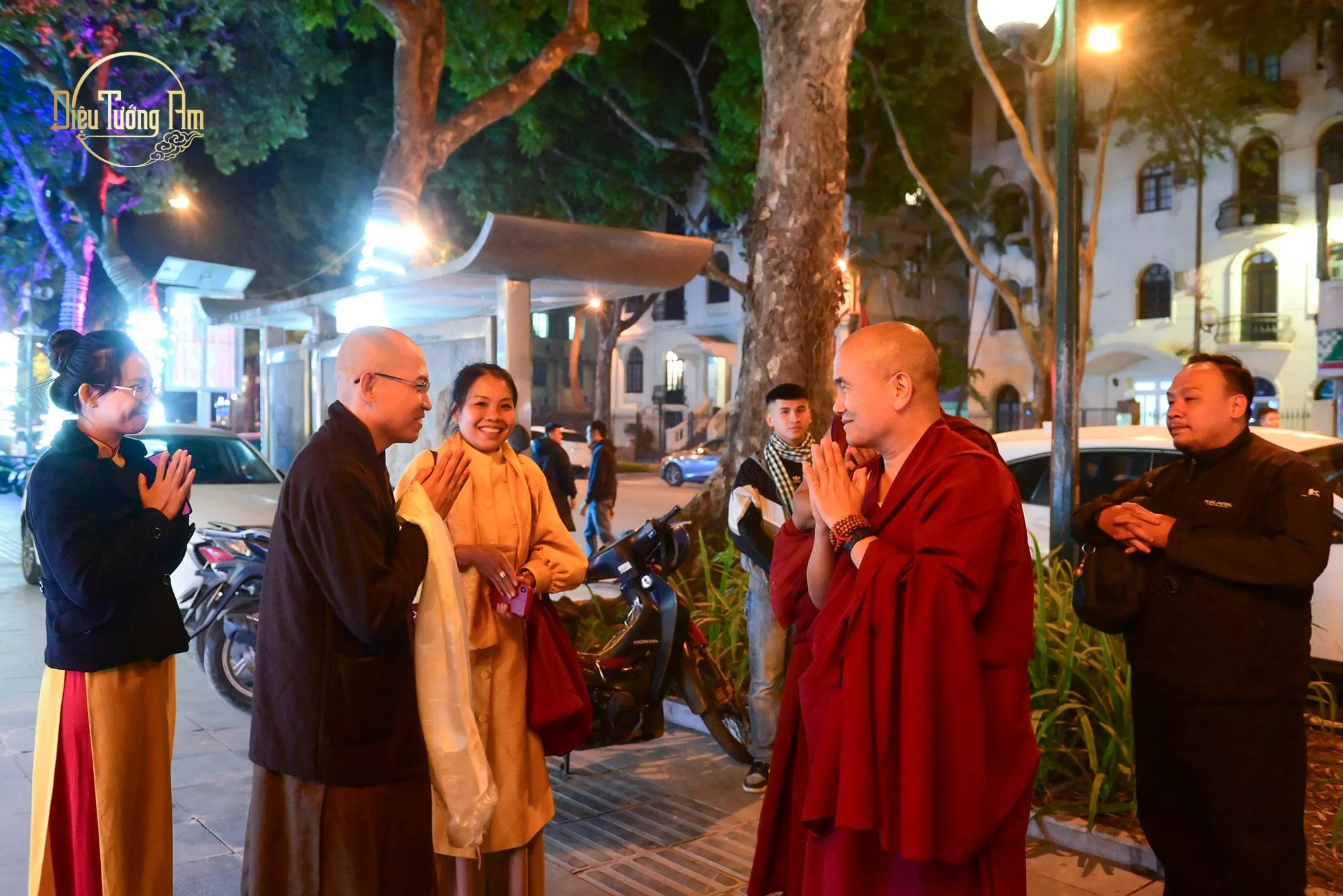 Thầy Hoằng Thường (bên trái) chào Thầy Geshe Dorje Damdul (bên phải)
